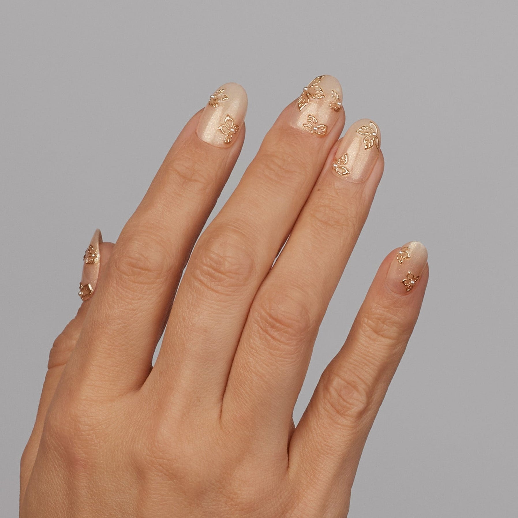 Petal & Pearls press on nails on model - Lilac St.